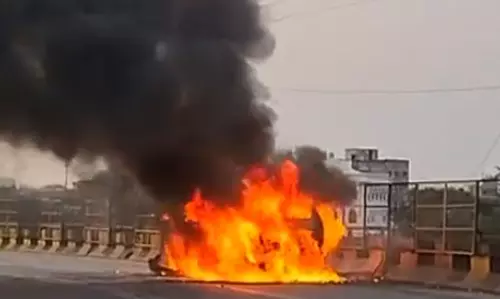 आमानाका ओवरब्रिज में बड़ी घटना, चलती कार जलकर खाक आमानाका ओवरब्रिज में बड़ी घटना, चलती कार जलकर खाक