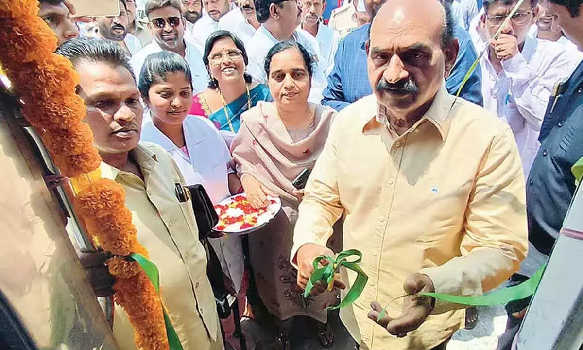 Andhra: मंत्री ने नंद्याल में मुफ़्त बस यात्रा का उद्घाटन किया