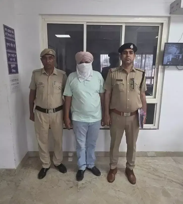 Panipat: विदेश के नाम पर ठगी करने वाला पकड़ा गया Panipat: विदेश के नाम पर ठगी करने वाला पकड़ा गया