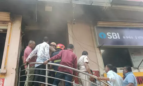 भुवनेश्वर में CRP स्क्वायर के पास प्रियदर्शिनी मार्केट कॉम्प्लेक्स में आग लगी भुवनेश्वर में CRP स्क्वायर के पास प्रियदर्शिनी मार्केट कॉम्प्लेक्स में आग लगी