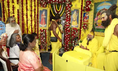 राष्ट्रपति द्रौपदी मुर्मु ने वृंदावन में संत प्रेमानंद महाराज से की भेंट, अध्यात्म और जनकल्याण पर हुई चर्चा राष्ट्रपति द्रौपदी मुर्मु ने वृंदावन में संत प्रेमानंद महाराज से की भेंट, अध्यात्म और जनकल्याण पर हुई चर्चा