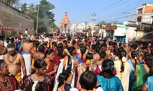 Tamil Nadu : तिरुवनैकवल जंबुकेश्वर मंदिर में पंगुनी रथ जुलूस Tamil Nadu : तिरुवनैकवल जंबुकेश्वर मंदिर में पंगुनी रथ जुलूस