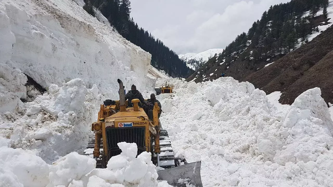 Bandipora: गुरेज और तुलैल घाटी का संपर्क फिर कटा Bandipora: गुरेज और तुलैल घाटी का संपर्क फिर कटा