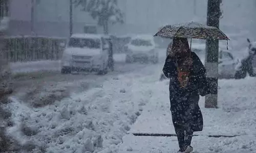 Jammu: जम्मू-कश्मीर में मौसम बिगड़ा, बारिश जारी Jammu: जम्मू-कश्मीर में मौसम बिगड़ा, बारिश जारी