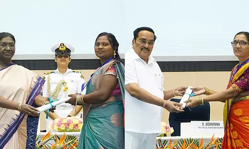 Jal Mahotsav : जल जीवन मिशन के तहत कर्नाटक की दो महिलाओं को सम्मानित किया Jal Mahotsav : जल जीवन मिशन के तहत कर्नाटक की दो महिलाओं को सम्मानित किया