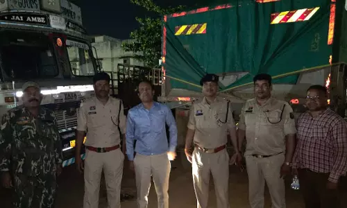 खनिज विभाग ने आरंग के रेत घाटों में मारी रेड, 11 हाइवा जब्त खनिज विभाग ने आरंग के रेत घाटों में मारी रेड, 11 हाइवा जब्त