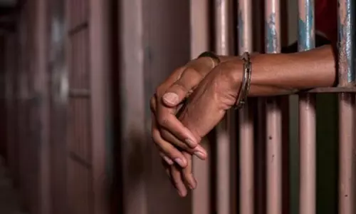 Odisha : पत्नी का गला घोंटने के आरोप में पति गिरफ़्तार Odisha : पत्नी का गला घोंटने के आरोप में पति गिरफ़्तार