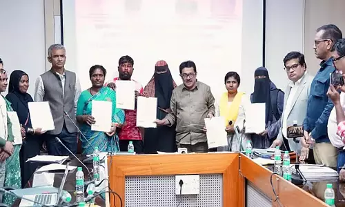 Bengaluru : कोगिलु लेआउट के 12 निवासियों को मालिकाना दस्तावेज़ जारी Bengaluru : कोगिलु लेआउट के 12 निवासियों को मालिकाना दस्तावेज़ जारी