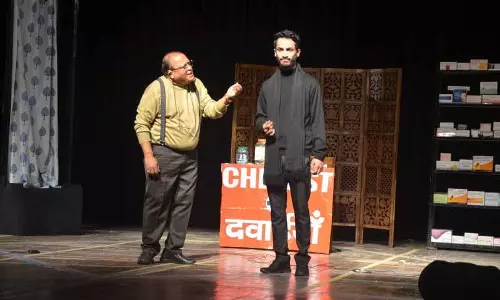 Zahar, एक लड़की पांच दीवाने ने बिलासपुर में दर्शकों का मन मोह लिया Zahar, एक लड़की पांच दीवाने ने बिलासपुर में दर्शकों का मन मोह लिया