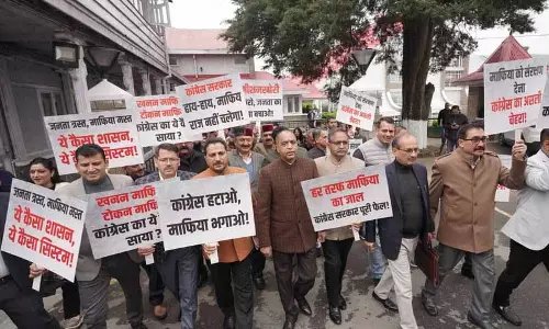 Himachal BJP विधायकों ने सदन के बाहर प्रदर्शन किया, राज्य में माफिया राज का आरोप लगाया