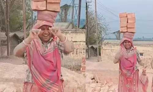 हुनर को सलाम! सिर पर ईंट रखकर डांस करती दिखी मजदूर महिला