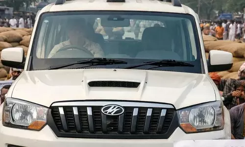 Odisha : किसानों ने सड़क जाम की, धान खरीद में देरी को लेकर तहसीलदार की गाड़ी के आगे सो गए Odisha : किसानों ने सड़क जाम की, धान खरीद में देरी को लेकर तहसीलदार की गाड़ी के आगे सो गए