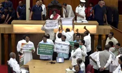 SCB अस्पताल में आग लगने के मामले पर विपक्ष के विरोध के बीच ओडिशा विधानसभा दोपहर 1 बजे तक के लिए स्थगित SCB अस्पताल में आग लगने के मामले पर विपक्ष के विरोध के बीच ओडिशा विधानसभा दोपहर 1 बजे तक के लिए स्थगित