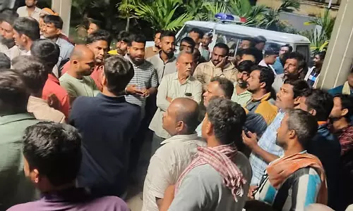 Dog के काटने पर पूरा वैक्सीनेशन न करवाने से लापरवाही; रेबीज़ के कारण लड़का कुत्ते की तरह भौंकने लगा Dog के काटने पर पूरा वैक्सीनेशन न करवाने से लापरवाही; रेबीज़ के कारण लड़का कुत्ते की तरह भौंकने लगा