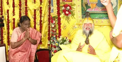 Mathura: आश्रम में राष्ट्रपति ने लिया संतों का आशीर्वाद Mathura: आश्रम में राष्ट्रपति ने लिया संतों का आशीर्वाद
