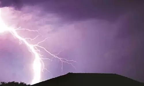 Farrukhabad: नवाबगंज में बिजली गिरने से 27 गांव अंधेरे में Farrukhabad: नवाबगंज में बिजली गिरने से 27 गांव अंधेरे में