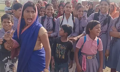 Farrukhabad: गांव में ठेका खोलने पर महिलाओं का प्रदर्शन Farrukhabad: गांव में ठेका खोलने पर महिलाओं का प्रदर्शन