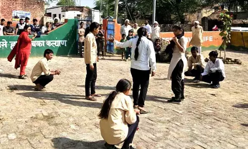 Rohtak के स्कूल में दाखिला बढ़ाने के लिए छात्रों ने नुक्कड़ नाटक किए