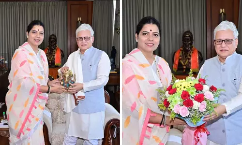 Mumbai : मेयर रितु तावड़े ने राजभवन में राज्यपाल जिष्णु देव वर्मा से शिष्टाचार भेंट की Mumbai : मेयर रितु तावड़े ने राजभवन में राज्यपाल जिष्णु देव वर्मा से शिष्टाचार भेंट की