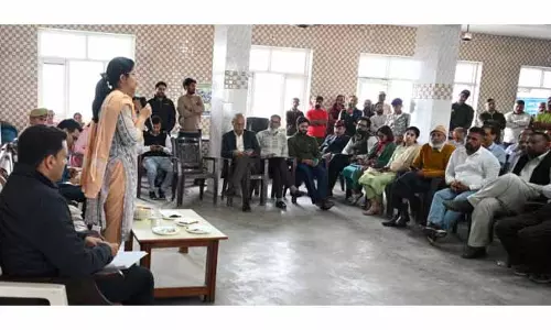 सांबा के DC ने पुरमंडल में लोगों की शिकायतें सुनीं सांबा के DC ने पुरमंडल में लोगों की शिकायतें सुनीं