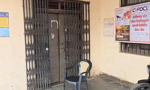 ACB की रेड से बिजली दफ्तर में हड़कंप, 3 अरेस्ट ACB की रेड से बिजली दफ्तर में हड़कंप, 3 अरेस्ट