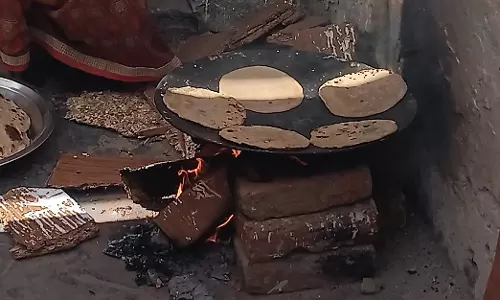 Bareilly: मिड-डे मील में लापरवाही, प्रशासन हरकत में Bareilly: मिड-डे मील में लापरवाही, प्रशासन हरकत में