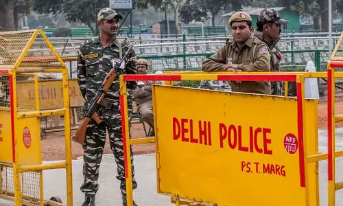 Eid से पहले दिल्ली हाई अलर्ट पर; उत्तम नगर में तनाव के बीच द्वारका में कड़ी सुरक्षा Eid से पहले दिल्ली हाई अलर्ट पर; उत्तम नगर में तनाव के बीच द्वारका में कड़ी सुरक्षा