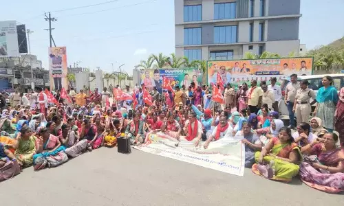 नाल्लागोंडा में ASHA workers ने विरोध प्रदर्शन किया