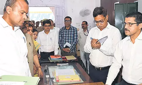 Bareilly: निरीक्षण में खुली लापरवाही, फाइलें बिखरी मिलीं Bareilly: निरीक्षण में खुली लापरवाही, फाइलें बिखरी मिलीं