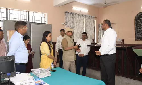 Bareilly: मंडलायुक्त का तहसील सदर दौरा, निरीक्षण किया Bareilly: मंडलायुक्त का तहसील सदर दौरा, निरीक्षण किया