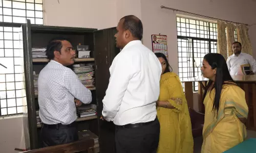 Bareilly: कमिश्नर का सख्त रुख, आवास खाली कराने के आदेश Bareilly: कमिश्नर का सख्त रुख, आवास खाली कराने के आदेश