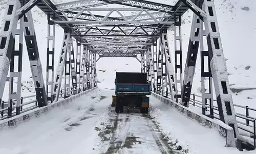 Kashmir : फिर लौटी सर्दियों की ठंड, बारिश और बर्फबारी से तापमान सामान्य से नीचे Kashmir : फिर लौटी सर्दियों की ठंड, बारिश और बर्फबारी से तापमान सामान्य से नीचे