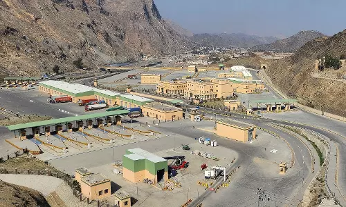 ऑपरेशन ग़ज़ब लिल-हक़ में विराम के बाद Torkham में एक अफ़ग़ान नागरिक का शव सौंप दिया गया ऑपरेशन ग़ज़ब लिल-हक़ में विराम के बाद Torkham में एक अफ़ग़ान नागरिक का शव सौंप दिया गया