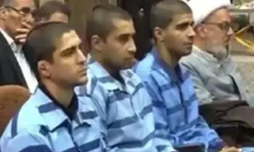 Iran ने 19 वर्षीय पहलवान सालेह मोहम्मदी और दो अन्य को सार्वजनिक रूप से फाँसी दे दी Iran ने 19 वर्षीय पहलवान सालेह मोहम्मदी और दो अन्य को सार्वजनिक रूप से फाँसी दे दी