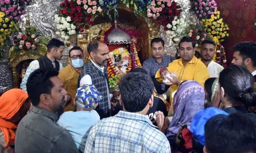 JAMMU: श्रद्धालु बारिश की परवाह किए बिना, पहले नवरात्र पर दर्शन के लिए मंदिरों में उमड़े