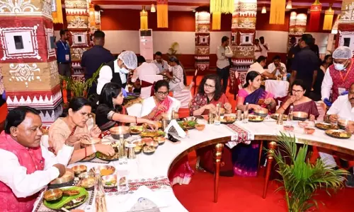Odisha: भव्य समारोह के साथ पाखला परबा मनाया, गिनीज़ रिकॉर्ड बनाने की कोशिश Odisha: भव्य समारोह के साथ पाखला परबा मनाया, गिनीज़ रिकॉर्ड बनाने की कोशिश