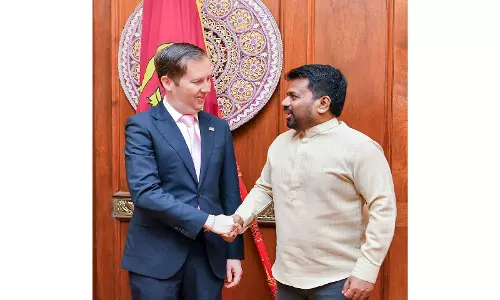 US दूत गोर ने कोलंबो में श्रीलंकाई राष्ट्रपति से मुलाकात कर द्विपक्षीय संबंधों और मध्य-पूर्व संघर्ष पर चर्चा की US दूत गोर ने कोलंबो में श्रीलंकाई राष्ट्रपति से मुलाकात कर द्विपक्षीय संबंधों और मध्य-पूर्व संघर्ष पर चर्चा की