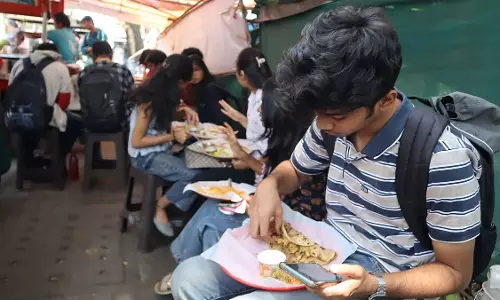 पुणे में LPG संकट के कारण छात्रों को दिन में सिर्फ़ एक बार खाना खाकर गुज़ारा करना पड़ रहा पुणे में LPG संकट के कारण छात्रों को दिन में सिर्फ़ एक बार खाना खाकर गुज़ारा करना पड़ रहा