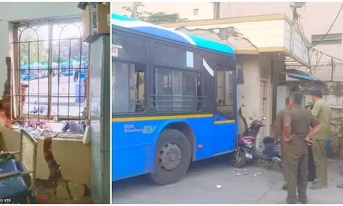 Karnataka : BMTC बस BMTC दफ़्तर से टकराई Karnataka : BMTC बस BMTC दफ़्तर से टकराई