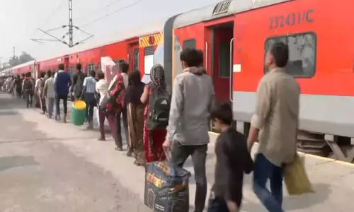 पश्चिम एशिया में तनाव का सूरत पर असर: LPG की कमी के चलते प्रवासी मज़दूरों का पलायन