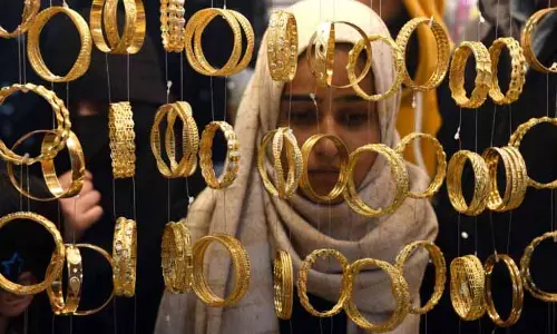SRINAGAR: ईद की भीड़ चरम पर, बारिश के बावजूद श्रीनगर के बाज़ार खचाखच भरे SRINAGAR: ईद की भीड़ चरम पर, बारिश के बावजूद श्रीनगर के बाज़ार खचाखच भरे
