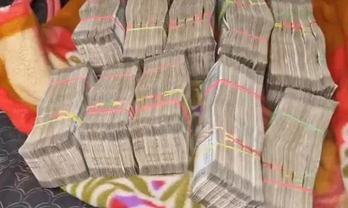 Kolkata में फ्लाइंग स्क्वॉड टीम ने 25 लाख रुपये नकद ज़ब्त किए