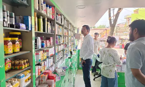 कोटपा एक्ट के तहत दुकानों में मादक पदार्थ बिक्री की संयुक्त टीम ने की जांच कोटपा एक्ट के तहत दुकानों में मादक पदार्थ बिक्री की संयुक्त टीम ने की जांच