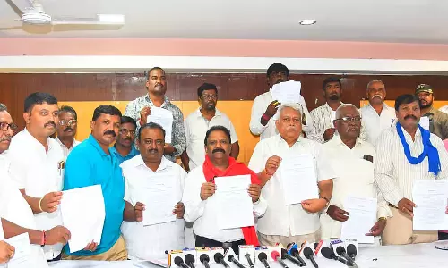 आंतरिक आरक्षण लागू करने की मांग को लेकर CM सिद्धारमैया के आवास पर रैली आंतरिक आरक्षण लागू करने की मांग को लेकर CM सिद्धारमैया के आवास पर रैली
