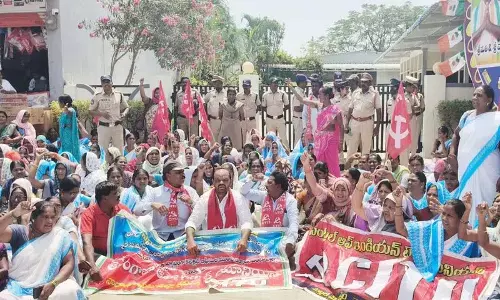 Asha workers ने मंत्री वाकीति श्रीहरि के घर का किया घेराव