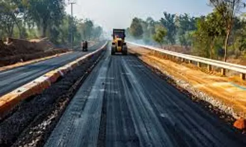 Damoh: मॉडल रोड निर्माण में देरी, उदासीनता पर उठी उंगलियां