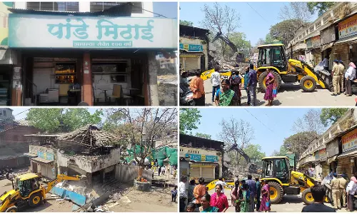 Nashik : कुंभ मेला कार्यों के लिए 148 साल पुरानी पांडे मिठाई की दुकान को ध्वस्त कर दिया गया