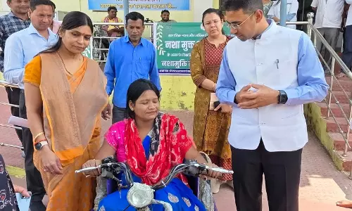 कलेक्टर ने दिव्यांगजनों को वितरित किया सहायक उपकरण कलेक्टर ने दिव्यांगजनों को वितरित किया सहायक उपकरण