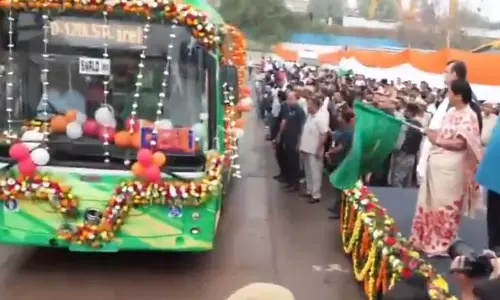 दिल्ली CM रेखा गुप्ता ने 300 नई EV बसों को हरी झंडी दिखाई