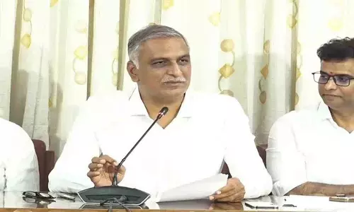 CM रेवंत रेड्डी को ज़मीन पर नाक रगड़कर माफ़ी माँगनी चाहिए: हरीश राव CM रेवंत रेड्डी को ज़मीन पर नाक रगड़कर माफ़ी माँगनी चाहिए: हरीश राव